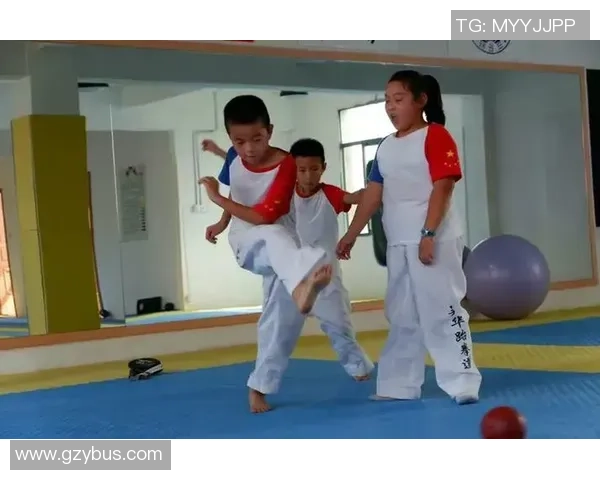 踢足球坚持的力量与毅力让我们在运动中收获成长与友谊